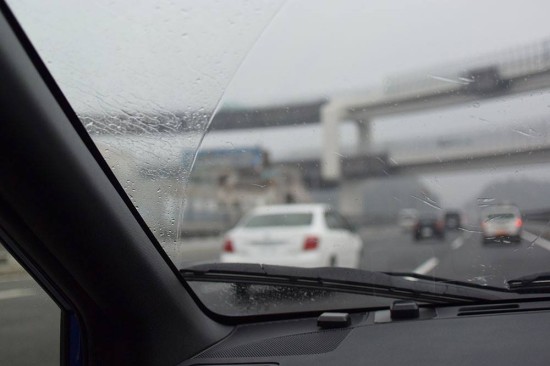 雨の日は昼間でもヘッドライトを点灯しよう