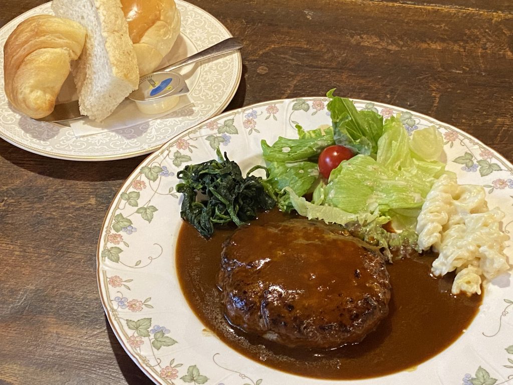 「デミグラスハンバーグ」ドリンクセット1,600円(税込み)。鶏肉のコンフィやガーリックハンバーグなども人気メニュー