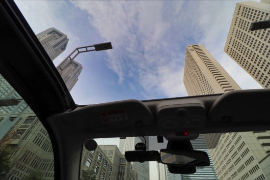 頭上が開けているのはオープンカーならでは。ルーフフレームを装着していてもご覧のとおり