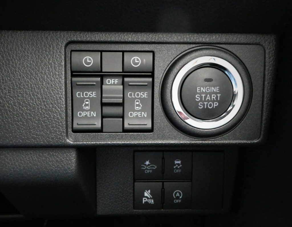 ウェルカムオープン機能は、エンジンスタートボタン横のスイッチで降車時に予約する