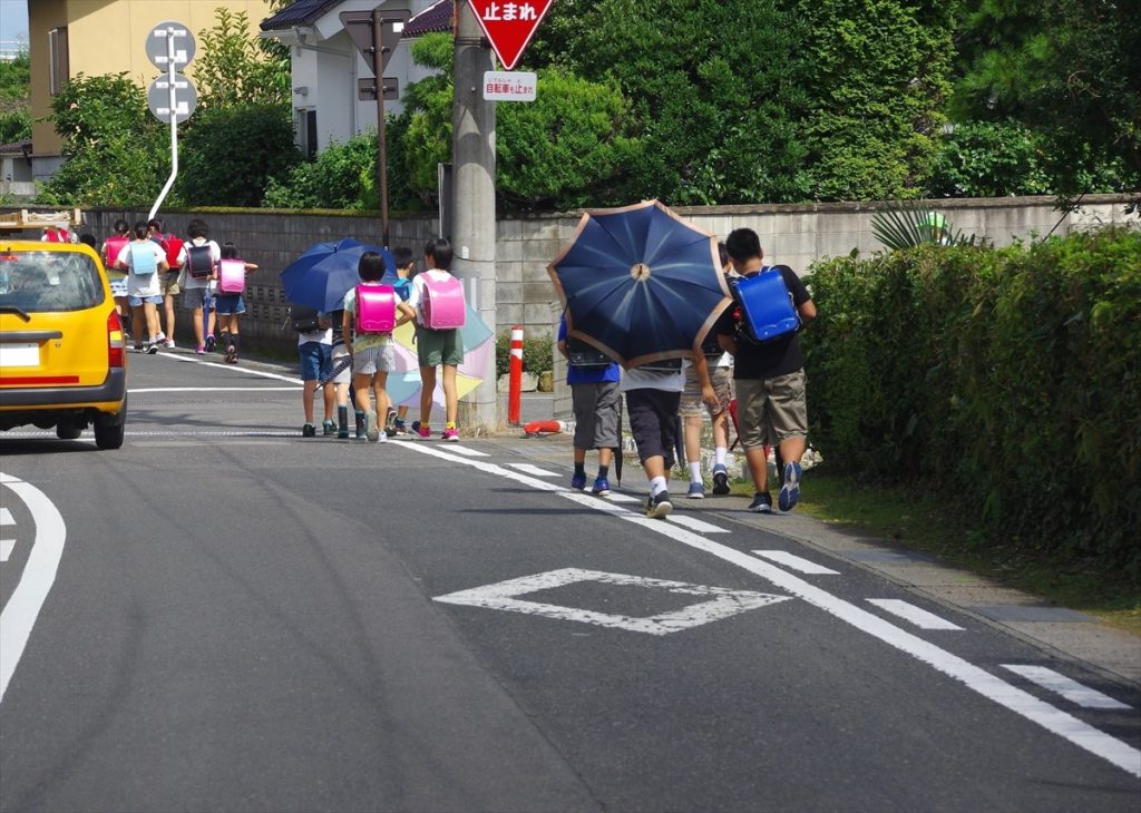道路はあくまでも歩行者優先。強引に進もうとせず、おおらかな気持ちで安全第一で
