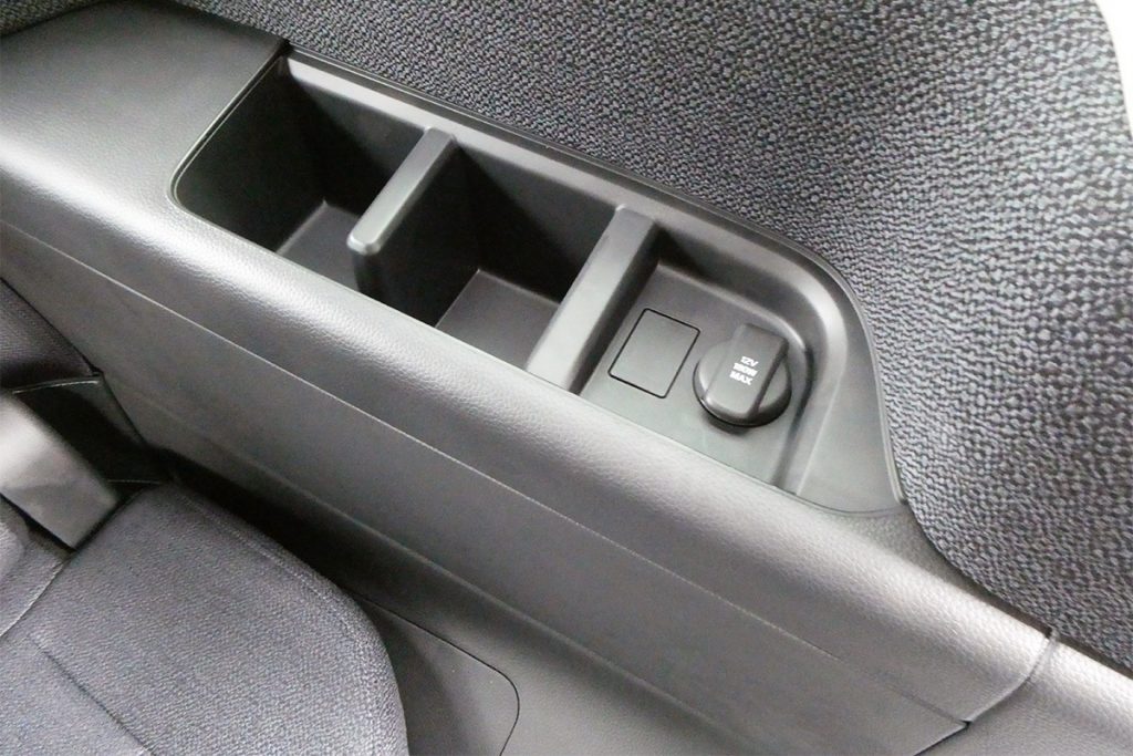  3列目シートのサイドには12Vの電源が使えるアクセサリーソケットや小物入れ、カップホルダーが備わる 