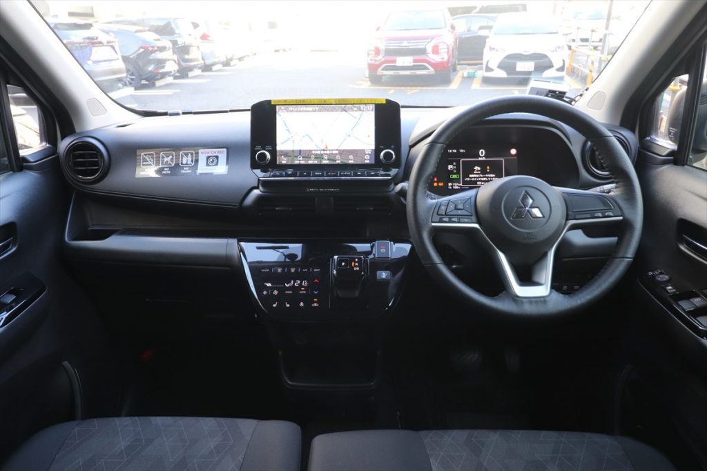 シンプルな操作性の運転席まわり。バックモニターとマイパイロットが非装備である点に注意
