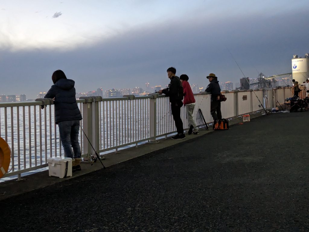 速い人では数分に1匹のペースで釣れている様子だった