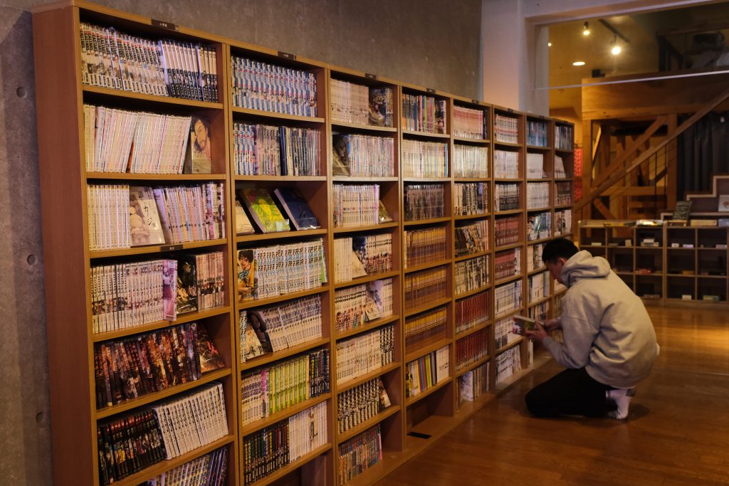 話題のコミックス最新刊までがズラリと揃う本棚。ここ以外にも施設内数か所に本棚があり、カルチャー好きのスタッフが選書したという雑誌や小説などが楽しみ放題
