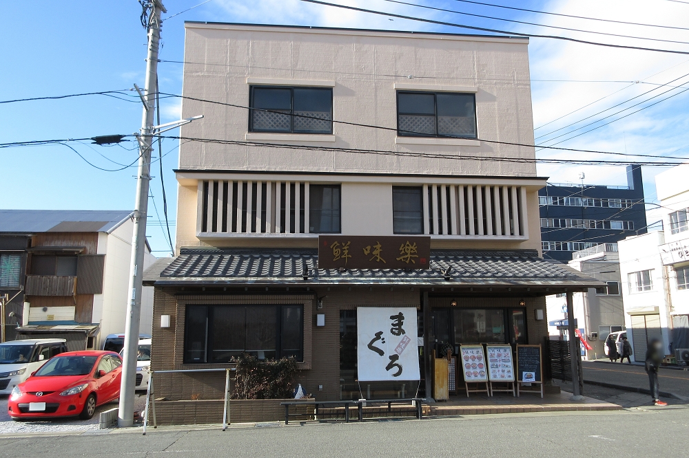 店舗の右隣(画像左側)が鮮味楽の駐車場。満車の際は「うらりマルシェ」の駐車場を利用すると、(4,000円以上の食事で)駐車場料金のサービスが受けられる
