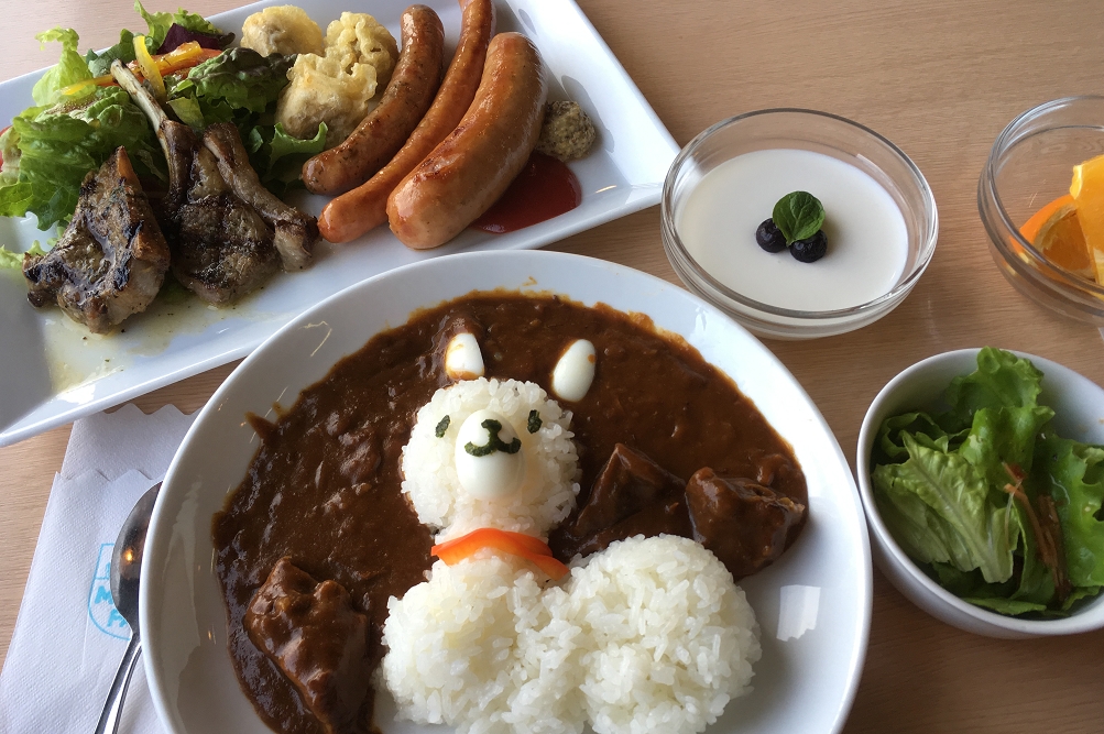 アルパカレーは、大きな牛肉がゴロゴロと入ったビーフカレー