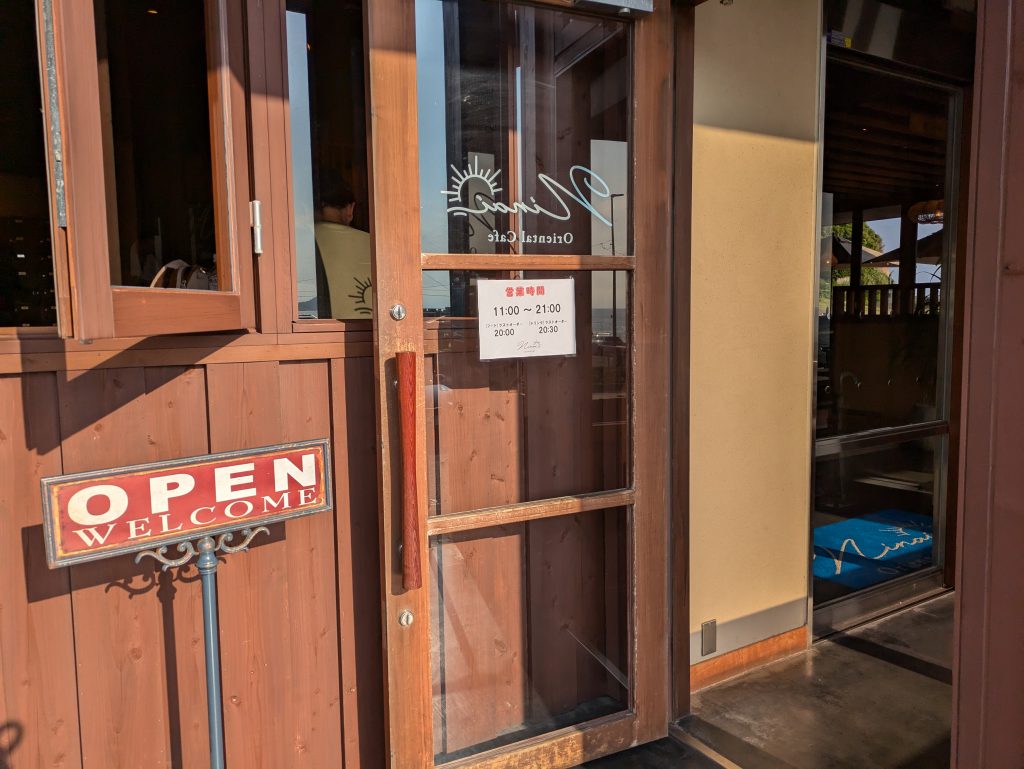 エスニック系の料理を多く扱う「Ninai」。同じ建物内に「稲村ケ崎温泉」が併設されており、こちらの「Ninai」でも追加料金で足湯をしながらの飲食が可能