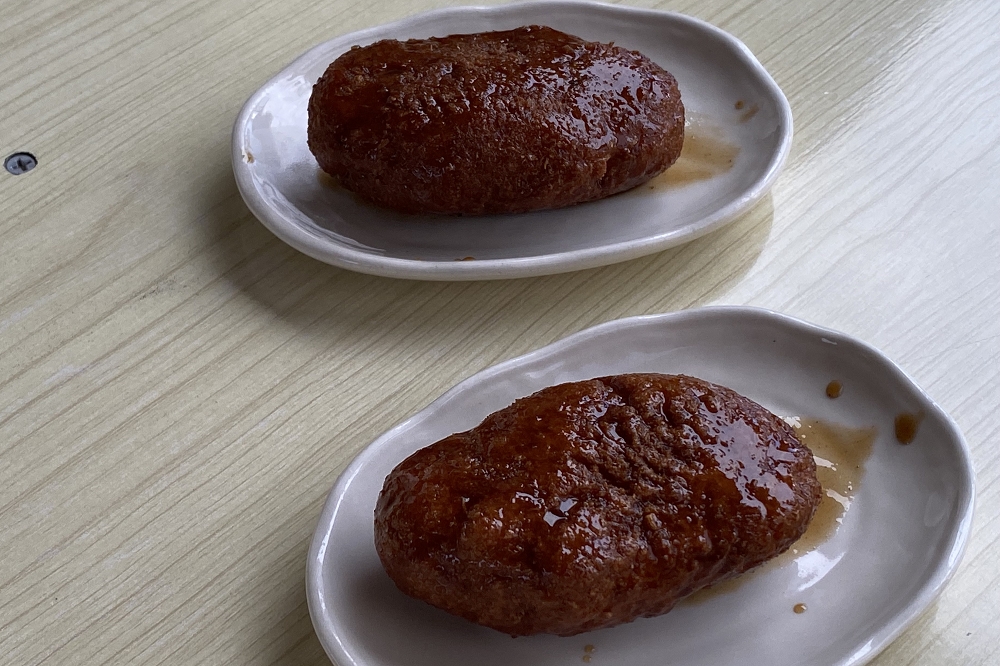 ゼリーフライは1人前2個で220円(税込み)。当日は2人で訪れたため、2つの皿に分けて提供してくれた