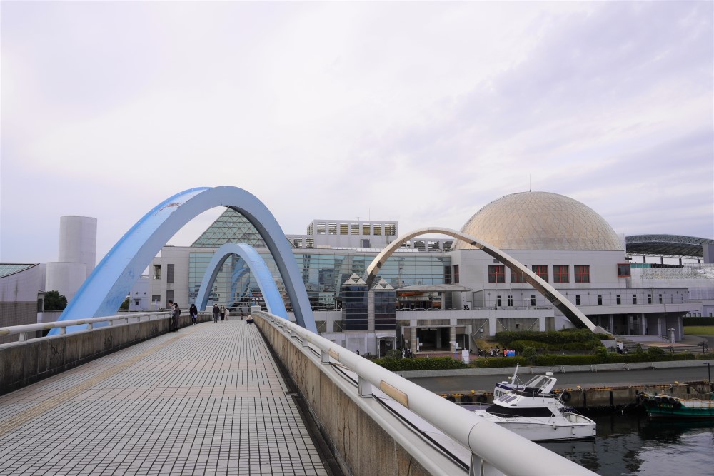 ポートブリッジを渡ると、名古屋港水族館が見える