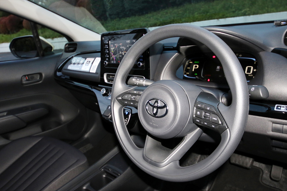 レーダークルーズコントロールなどの運転支援機能は、ハンドル右側のスイッチで操作する