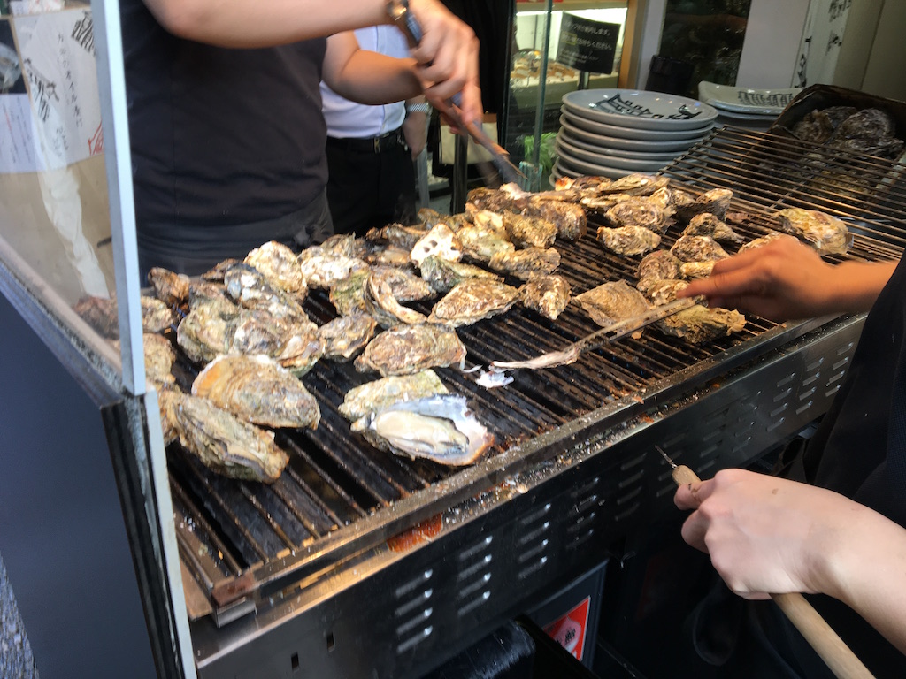 熱々の焼き牡蠣は、ポン酢でいただくのが定番