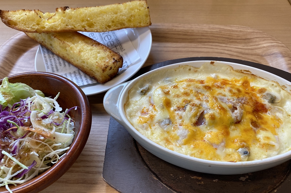 シーフードグラタン(ガーリックトースト、サラダ付き)は(税込み1,250円)