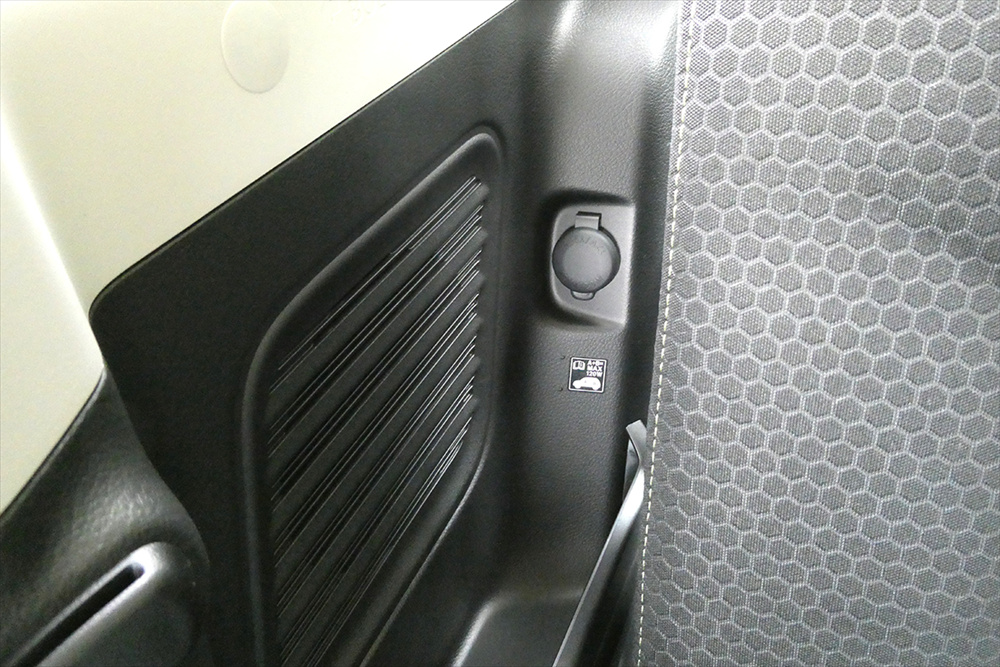 アクセサリーソケットは後席右側に。車載のUSBソケットを使えばスマホの充電もできる