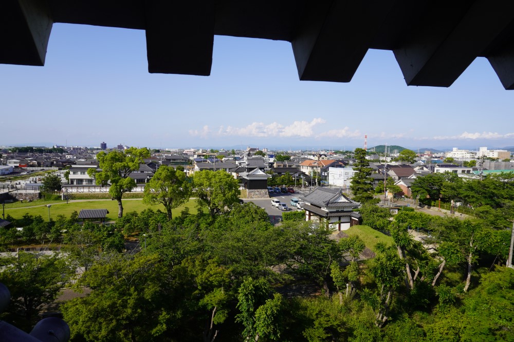 本丸丑寅櫓からの景色。西尾の街並みが広がる