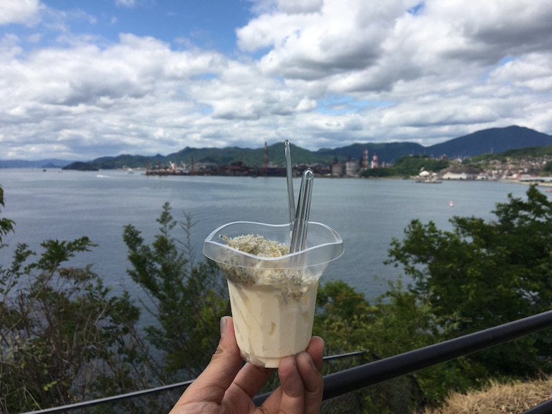 ソフトクリームにちりめんが振りかかった「ちりめんソフト」(税込み300円)
