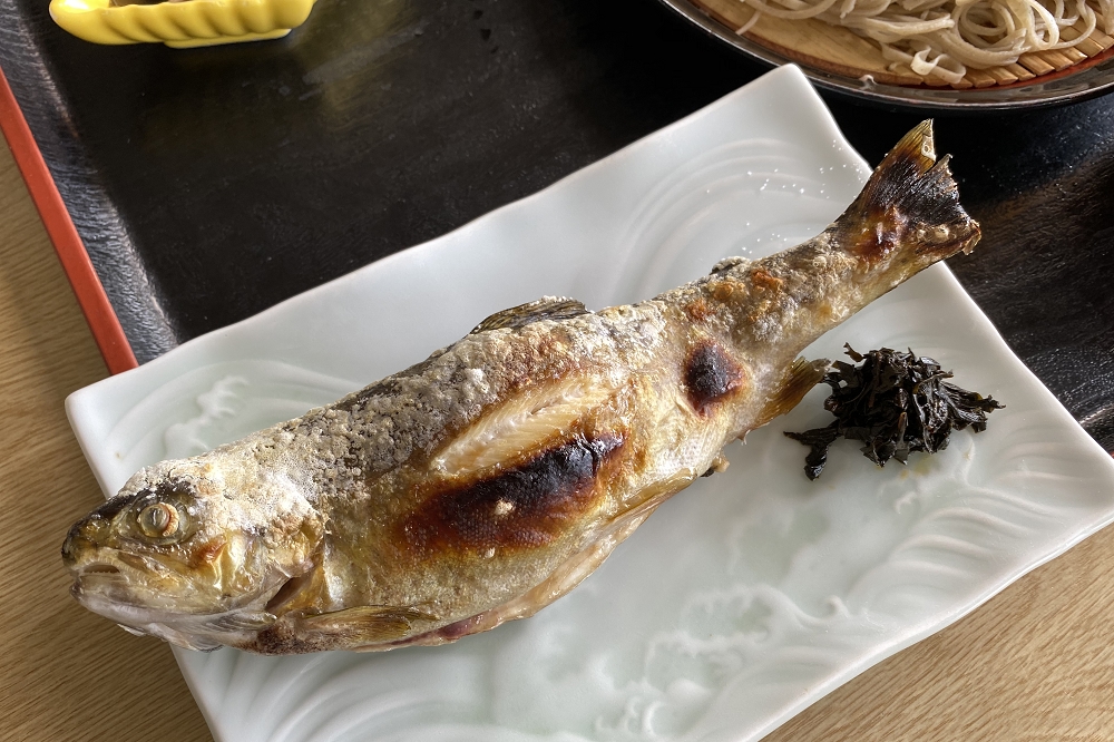 「ますの塩焼きと一合そば」1,650円（税込み）。そばと小鉢とのセット
