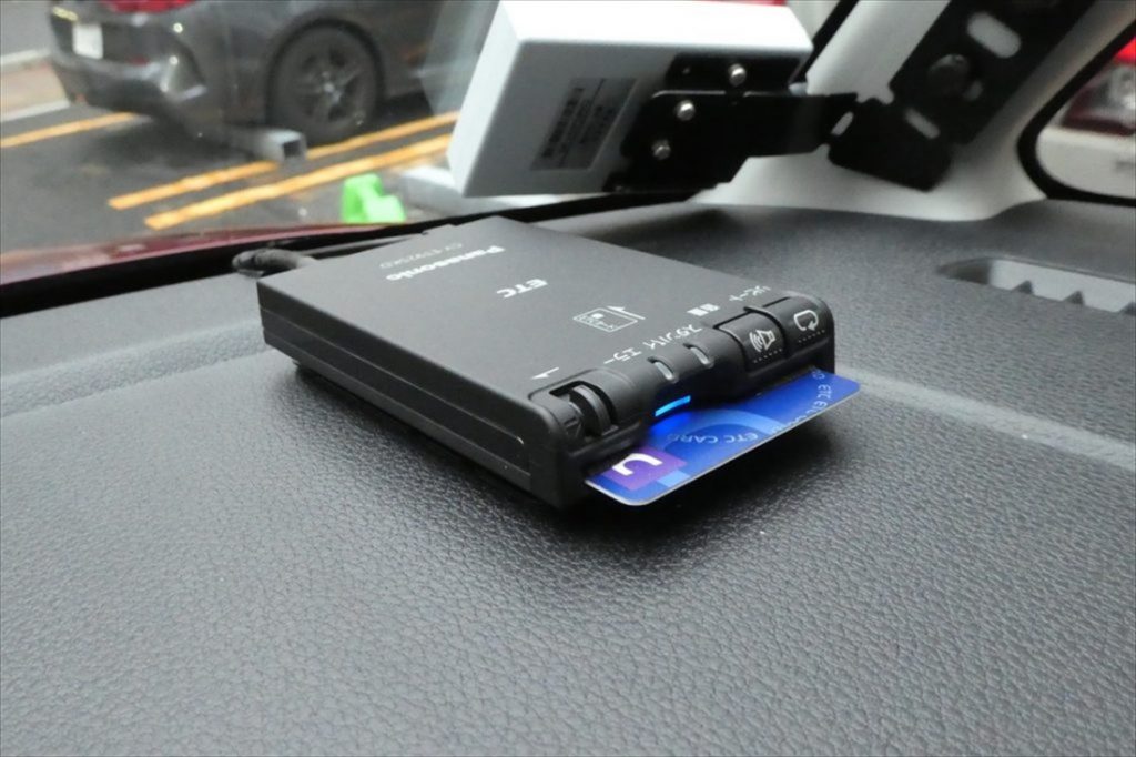 インストルメントパネル上に設置されるETC車載器
