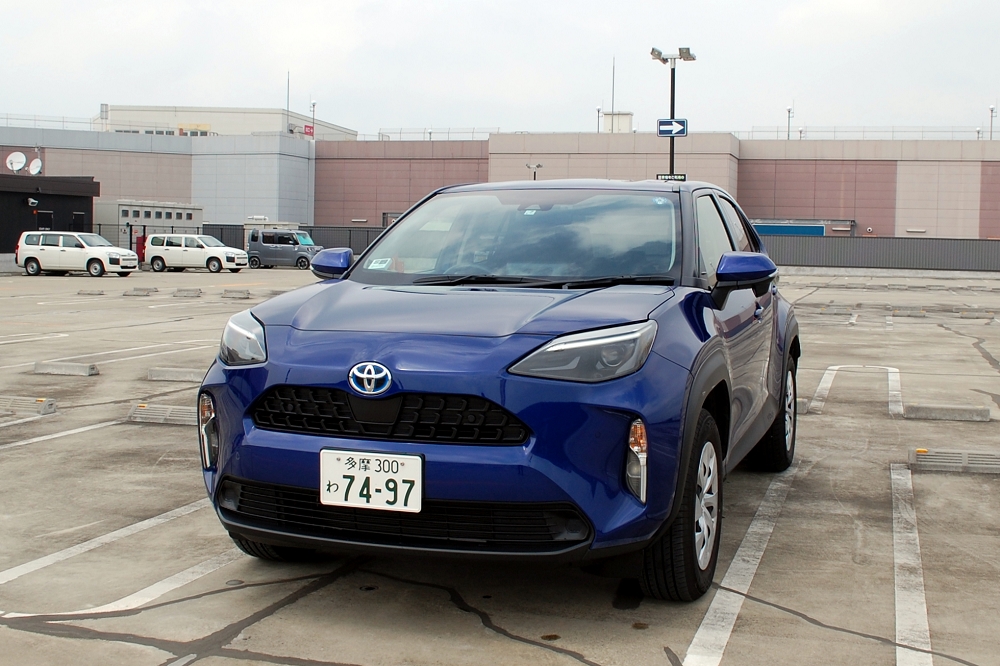 シンプルだが、SUVらしく力強いデザイン。吸い込まれそうなブルーのボディカラーが、よく似合っている