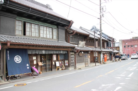 手前は福新呉服店。創業文化元年(1804年)という古いお店だ