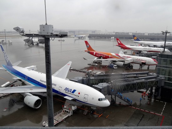展望デッキからは飛行機が間近に見られる！