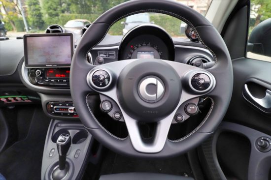 まるでスポーツカーのようにハンドル操作に対して機敏に動く。コーナリングが気持ちい!