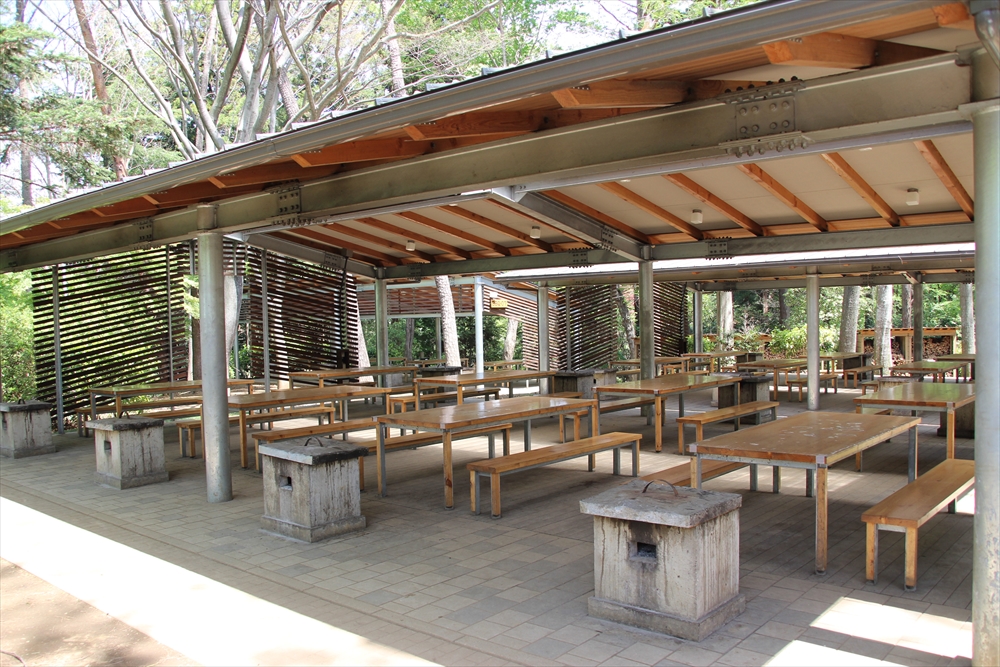 立派なバーベキュー場は屋根付きなので、夏でも日差しを気にせず楽しめそう