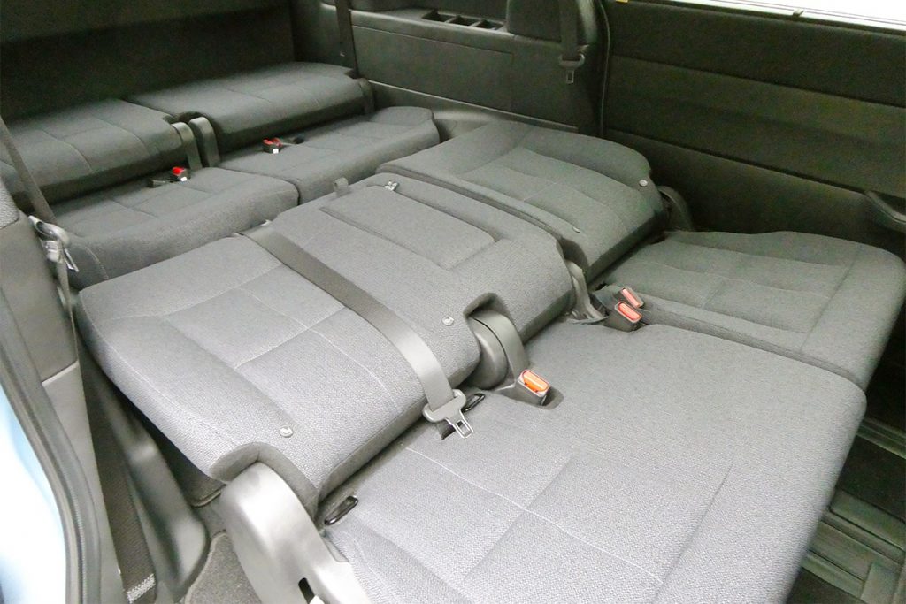  2列目と3列目シートを倒せば、フラットな空間に早変わり。車中泊だけでなく、長い荷物を積むときにも有効 
