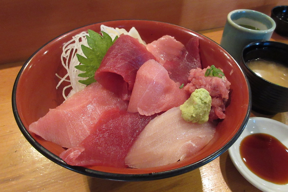 創業80年のマグロ問屋直営のマグロ料理専門店「鮮味楽」で味わえるマグロ丼