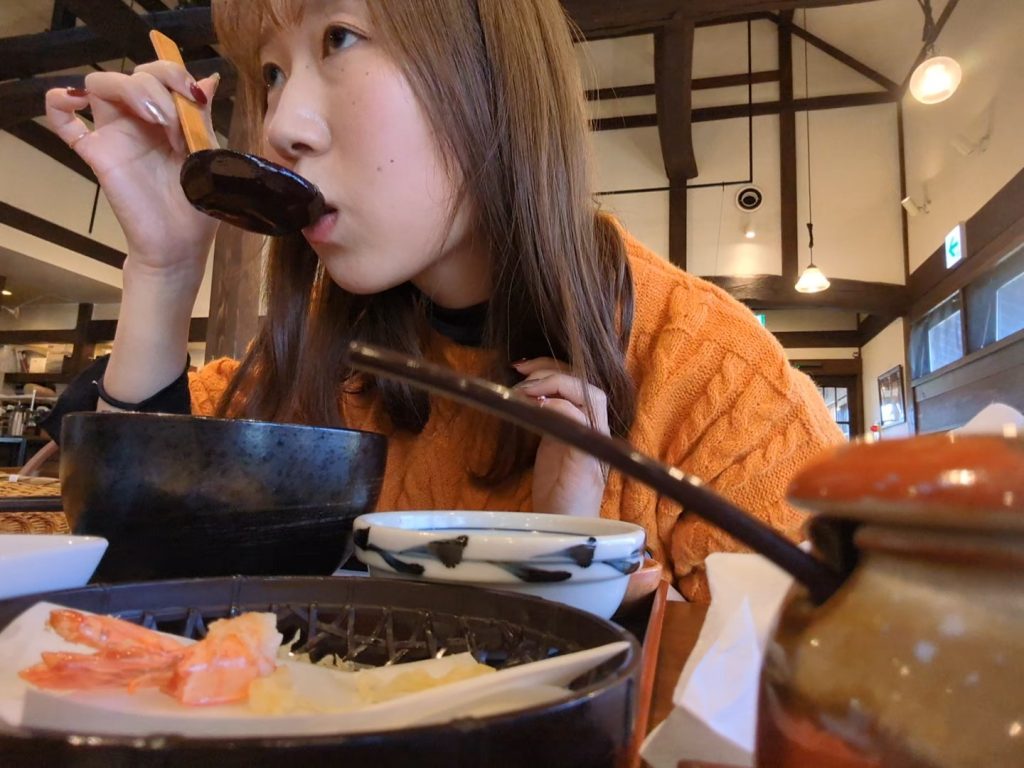 入れる前と後では味が全く違い、「飲むためのおつゆ」に変貌。つい飲み干してしまうほどのおいしさ