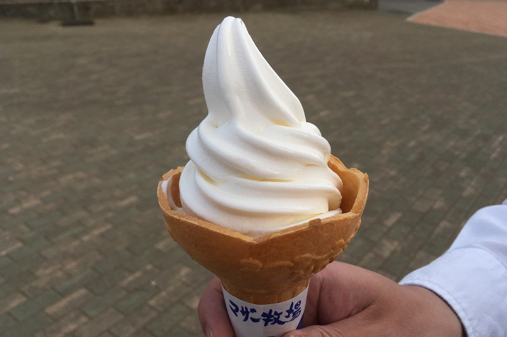 とても溶けやすいソフトクリーム。気温が高くなるこれからの時期、こぼしてしまわないよう注意