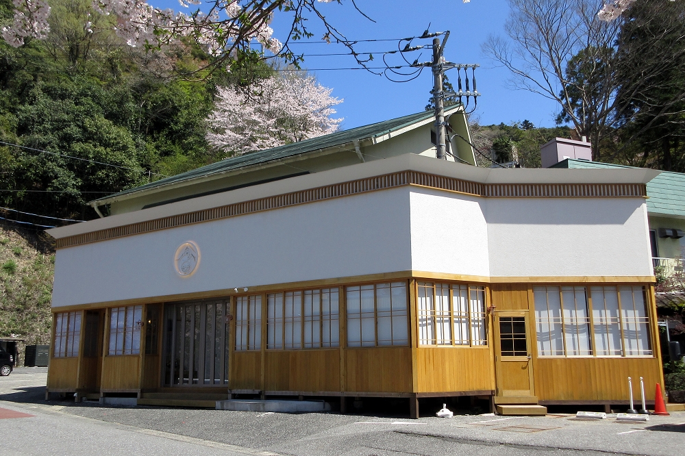 「山猫かき氷」は、ジェラテリア山猫の斜め向かい、滝見苑の敷地内に店舗を構える