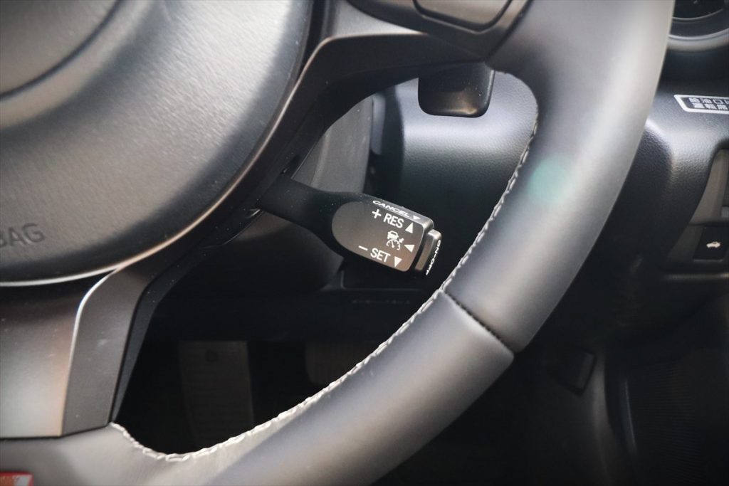 「GR86」や「アルファード」など、一部の車種はレバーを前後や上下に動かして操作する