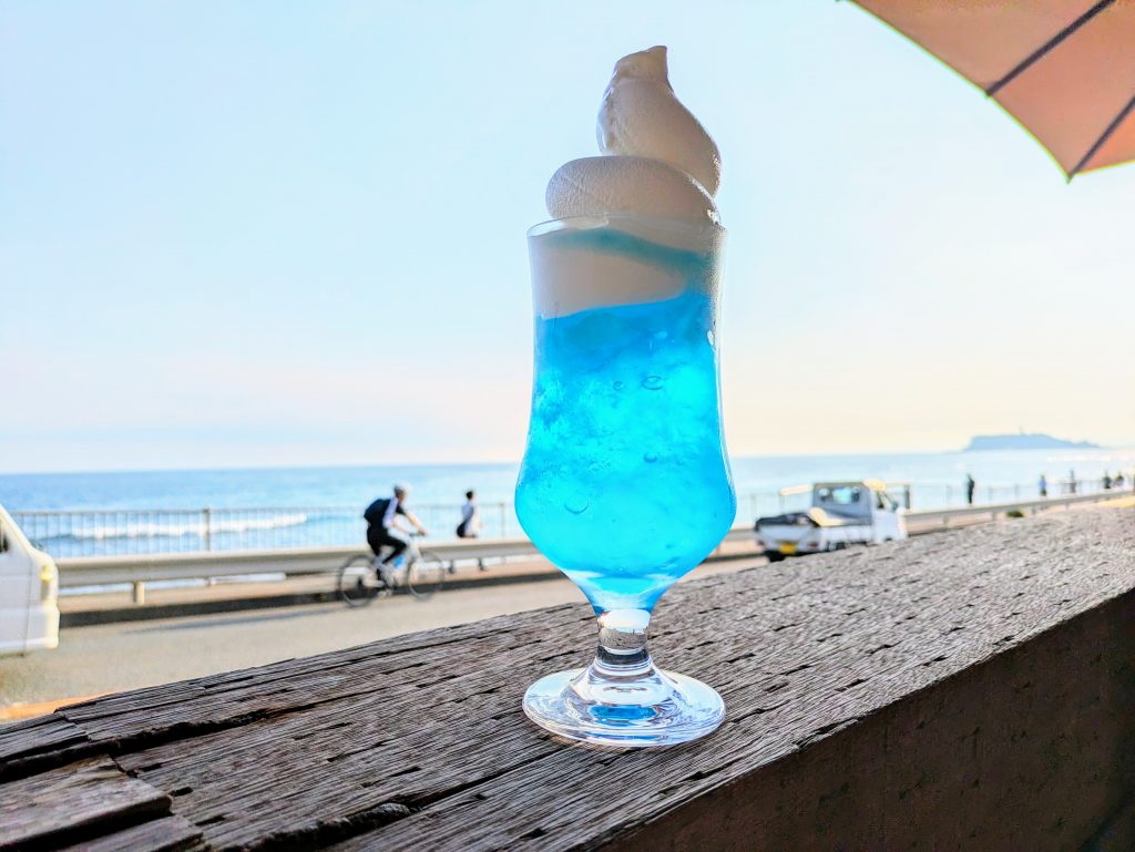 今回はテラス席で「湘南・ブルーソーダフロート」935円（税込み）を注文。爽やかな海を眺めながら休憩タイムを楽しめる、こちらも絶景スポット