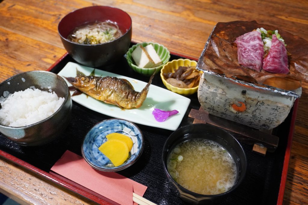 ボリューム満点の「朴葉みそ和膳 飛騨牛」2,200円(税込み)