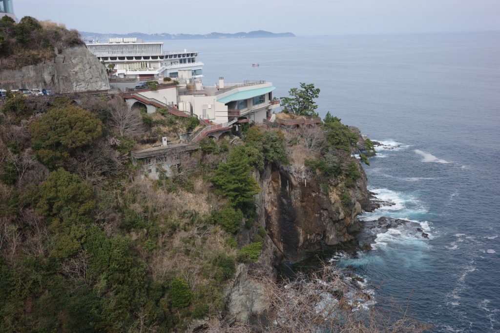案内された席からはこの海を一望できる。ほぼすべての座席が窓際に設置されているのもポイントだ