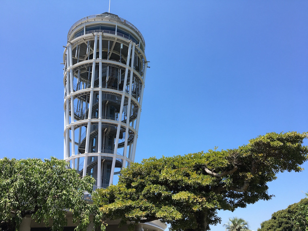 「江の島シーキャンドル(展望灯台)」は、江ノ電開業100周年事業の一環として建設。360度パノラマで海の絶景が楽しめる