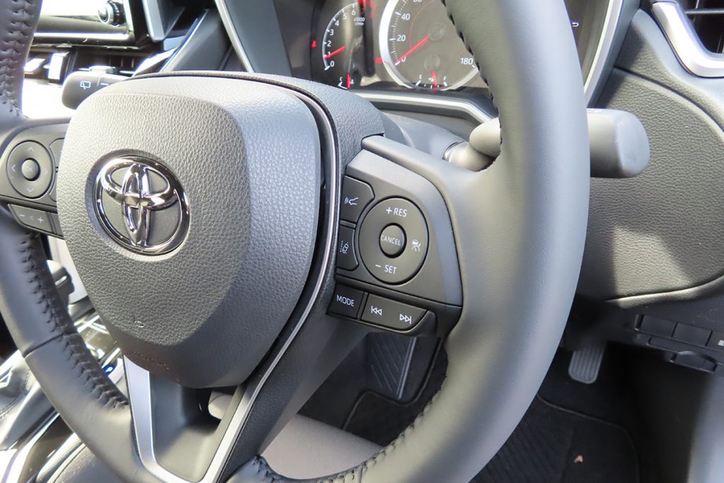 ACCを含めた運転支援システムは、ステアリング右側のスイッチで操作できる