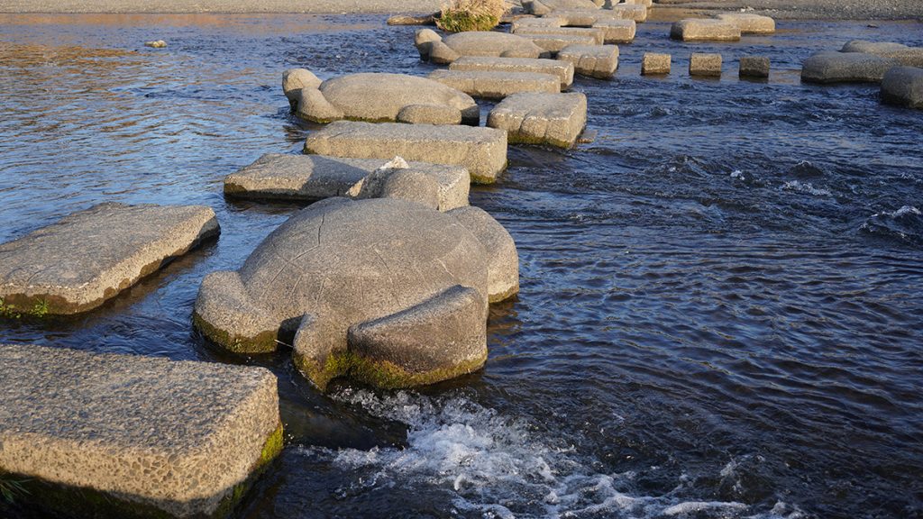 中州から両岸へは、亀の形の飛び石でわたることができる