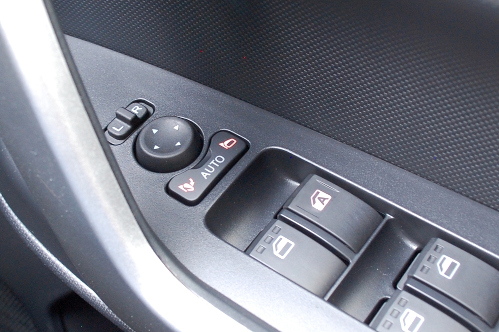 施錠と連動して自動でミラーが折りたたまれる車種でも、返却時の施錠ではたたまれないので、エンジンを止める前にたたんでおく