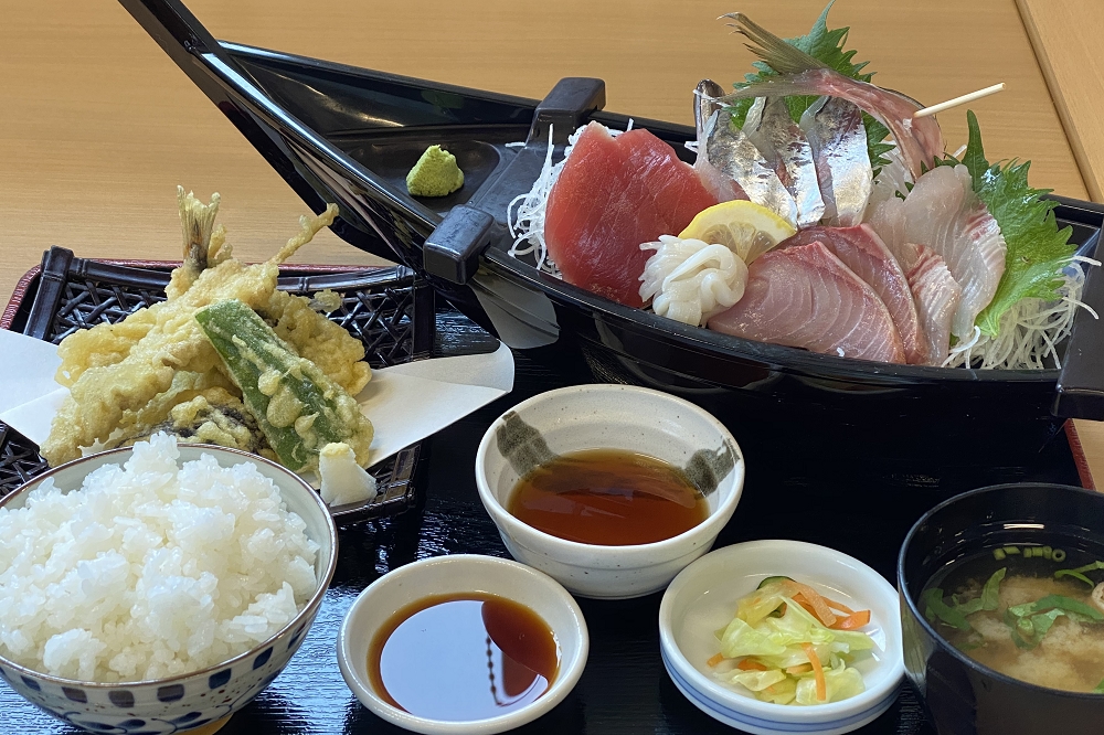 葉武里定食は(税込み1,500円)。店名は千