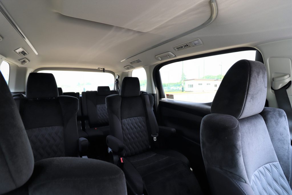 運転席から後ろに振り向いたときの視界