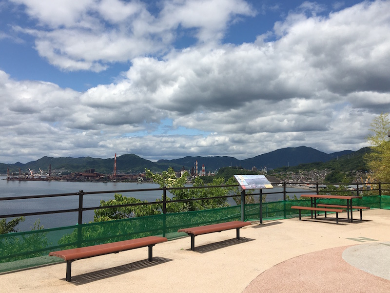 外からは、瀬戸内海と呉の景色が見渡せる。ベンチでひと休みもできる