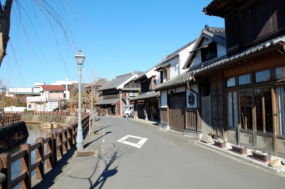 舟乗り場から正上まで200メートルほど。先ほど舟から見上げた街並みを、今度は間近に楽しむ