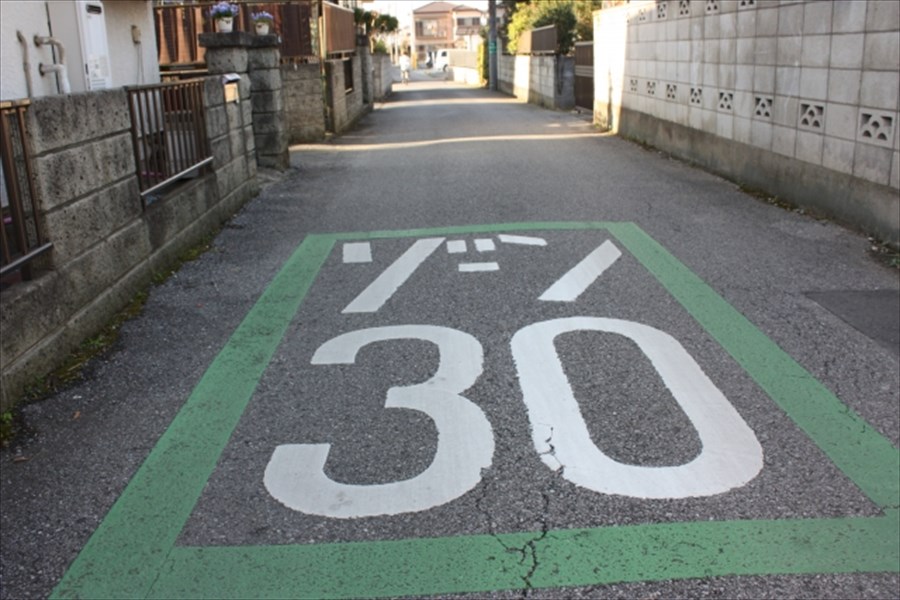 「ゾーン30」は時速30㎞以下で走らなければならない ○か×か?