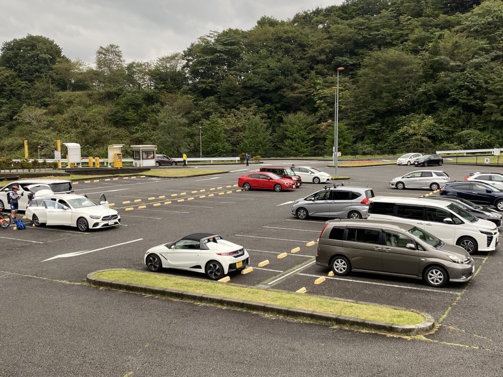 小中沢駐車場は商店街までは少し歩くがゆったり停められる