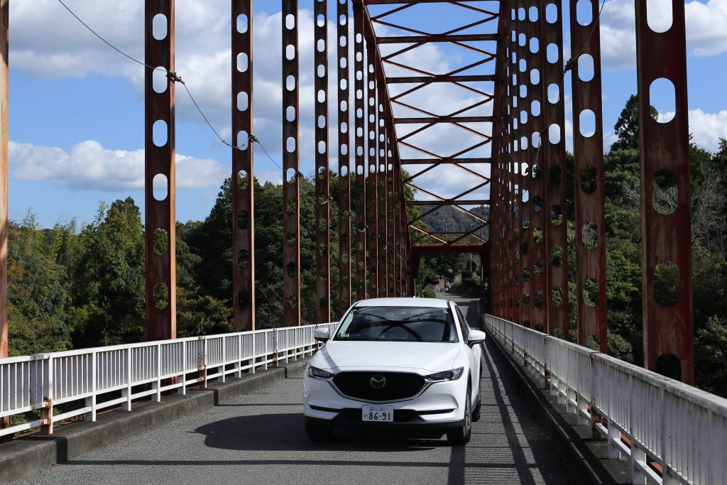 小回りの利く車体は、山道・細道の走行にも役立つ