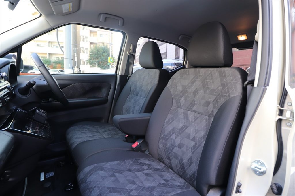 「ekクロスEV」もシートヒーターとステアリングヒーターを装備