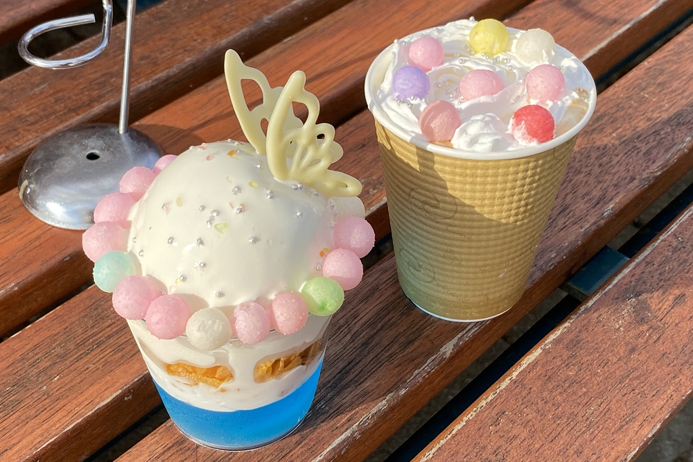 左:妖精の羽がトッピングされた「キラキラ★フェアリーぱふぇ」は600円。「キラキラ★ウインナーコーヒー」は480円(ともに税込み)