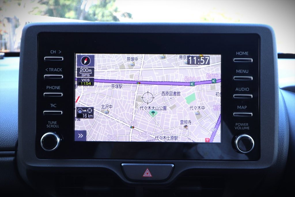 「MAP」や「AUDIO」などの物理ボタンが付くタイプ。操作性は従来のカーナビに近い